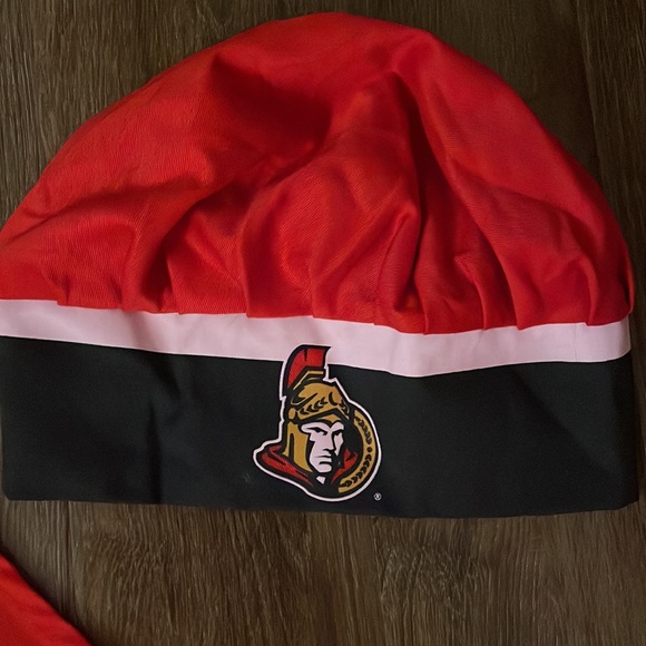 NHL Ottawa Senators Apron, Chef’s Hat and Oven Mitt -Hockey Gift Set for Kitchen - Picture 3 of 5